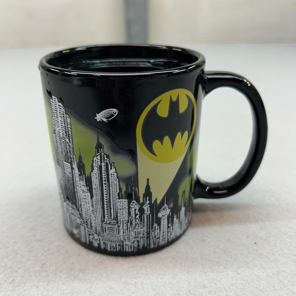 NWT Batman Loot Crate Exclusive Color Changing Mug Gotham City 11.5oz